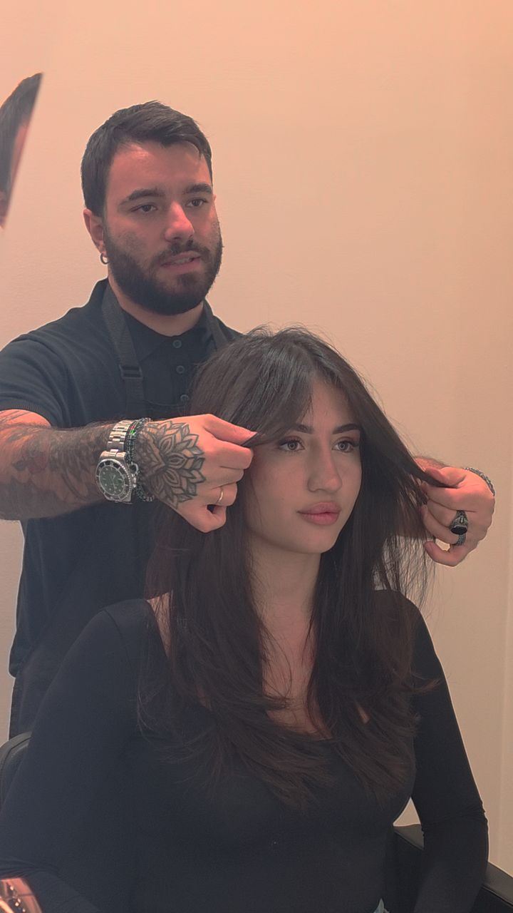 Giuseppe Farace al lavoro nel salone Mood Hair