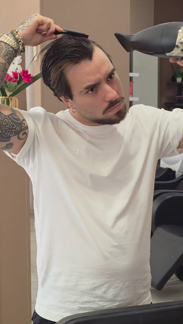 Giuseppe Farace al lavoro nel salone Mood Hair