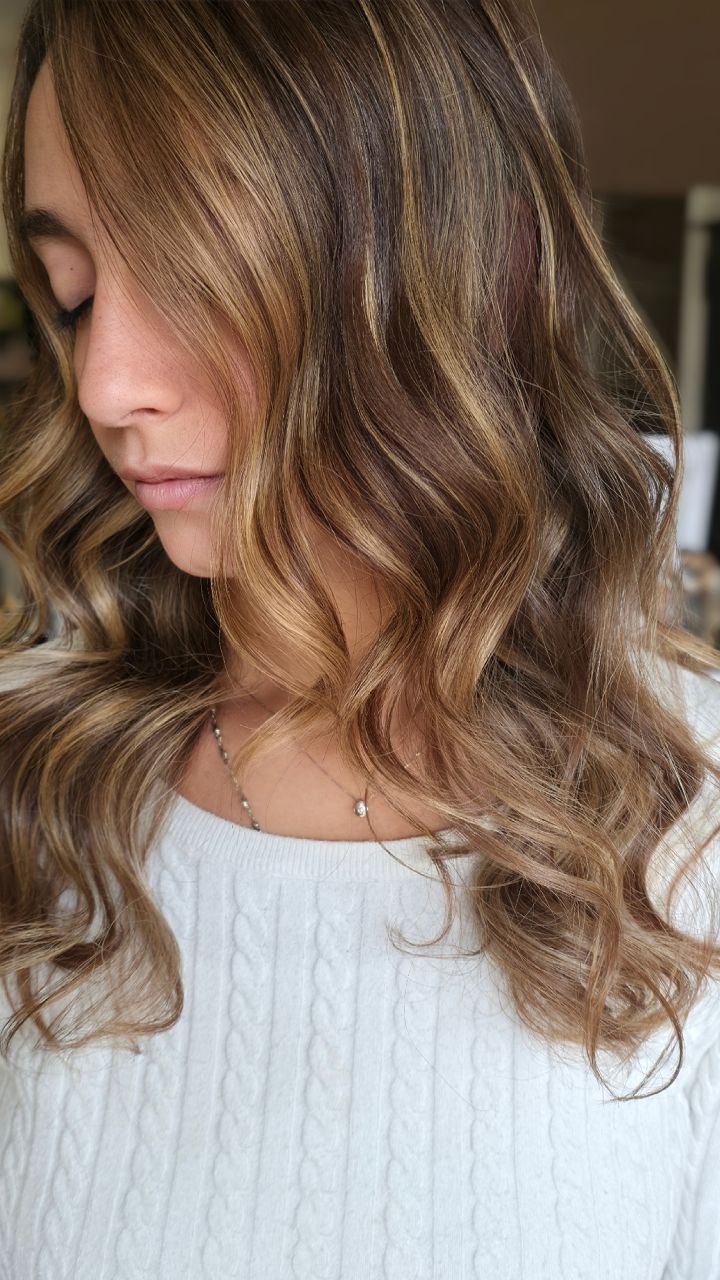 Capelli castani luminosi realizzati da Mood Hair