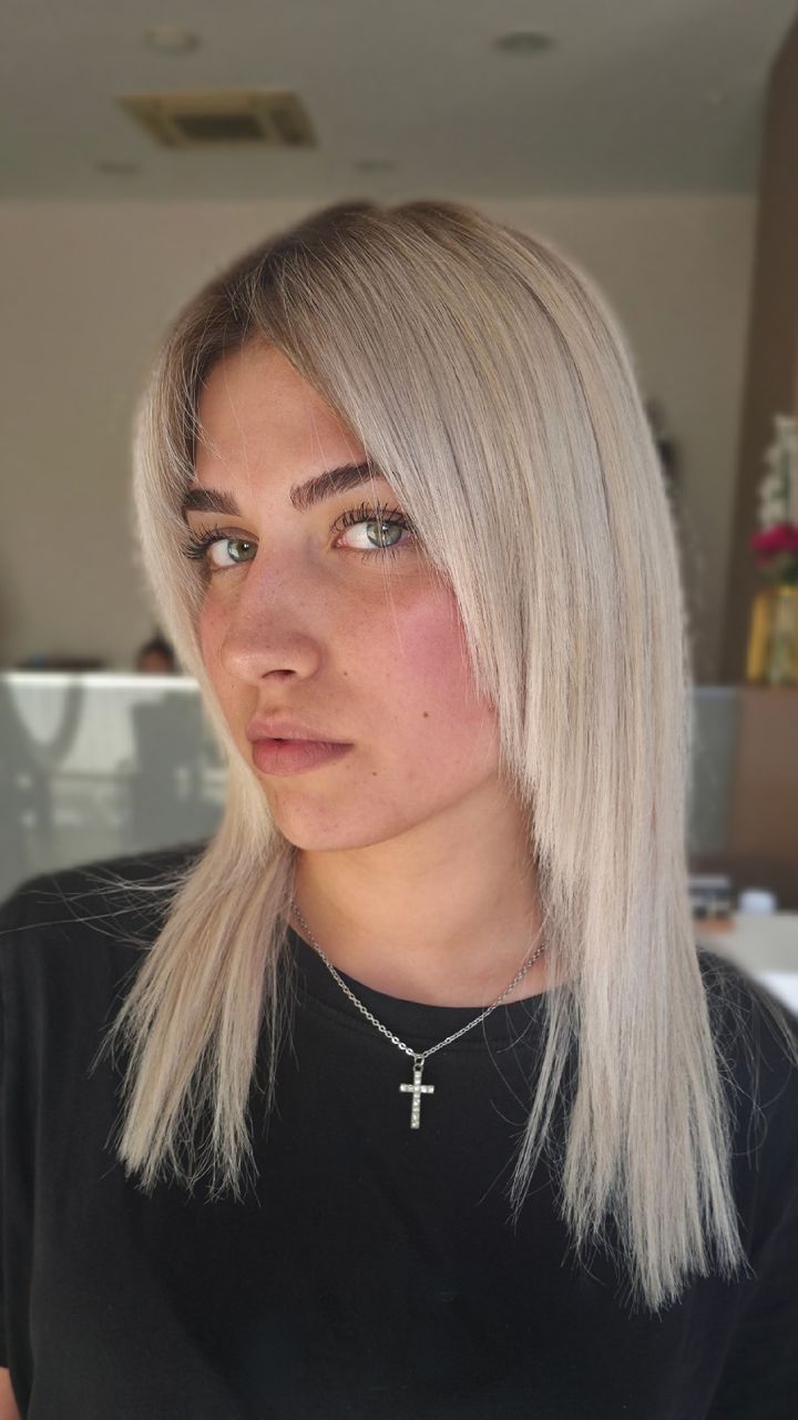 Biondo freddo pubblicato sul profilo Instagram di Mood Hair