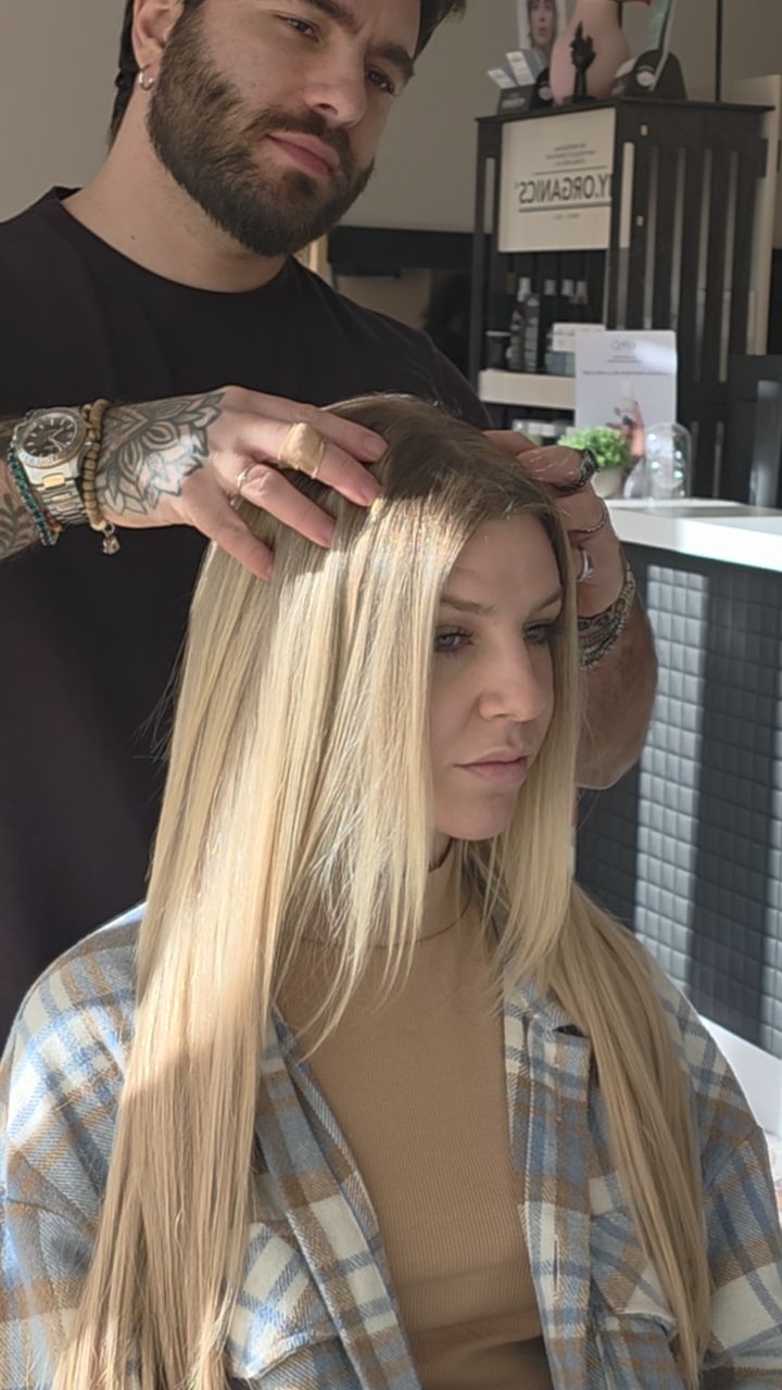 Giuseppe Farace durante una consulenza nel salone Mood Hair