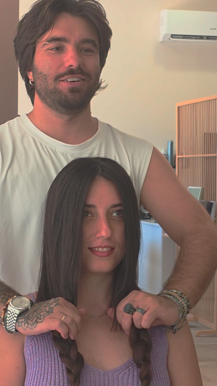 Giuseppe Farace con una cliente durante una donazione di capelli